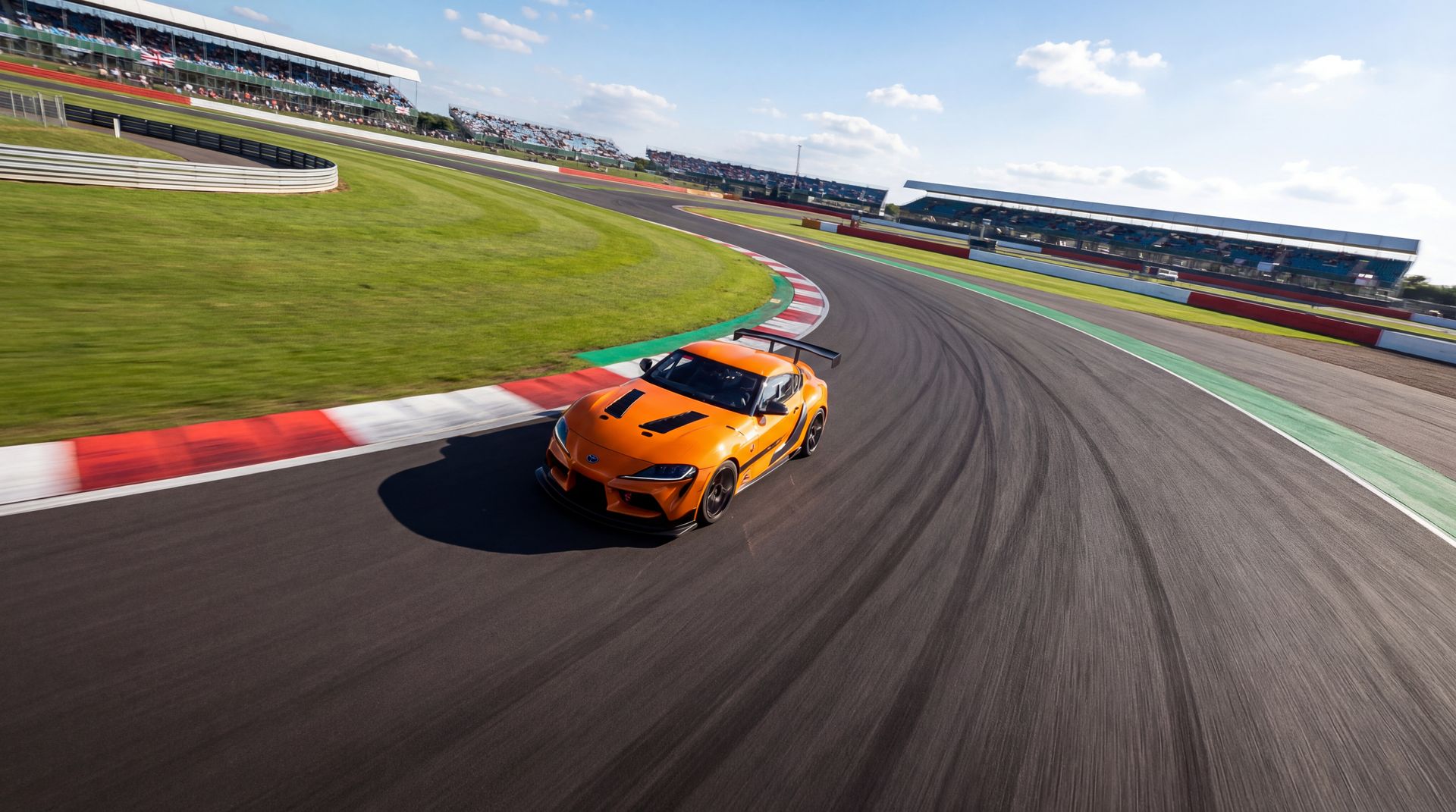 媚黑赛道视频实拍：丰田Supra赛道圈速测试与性能测评