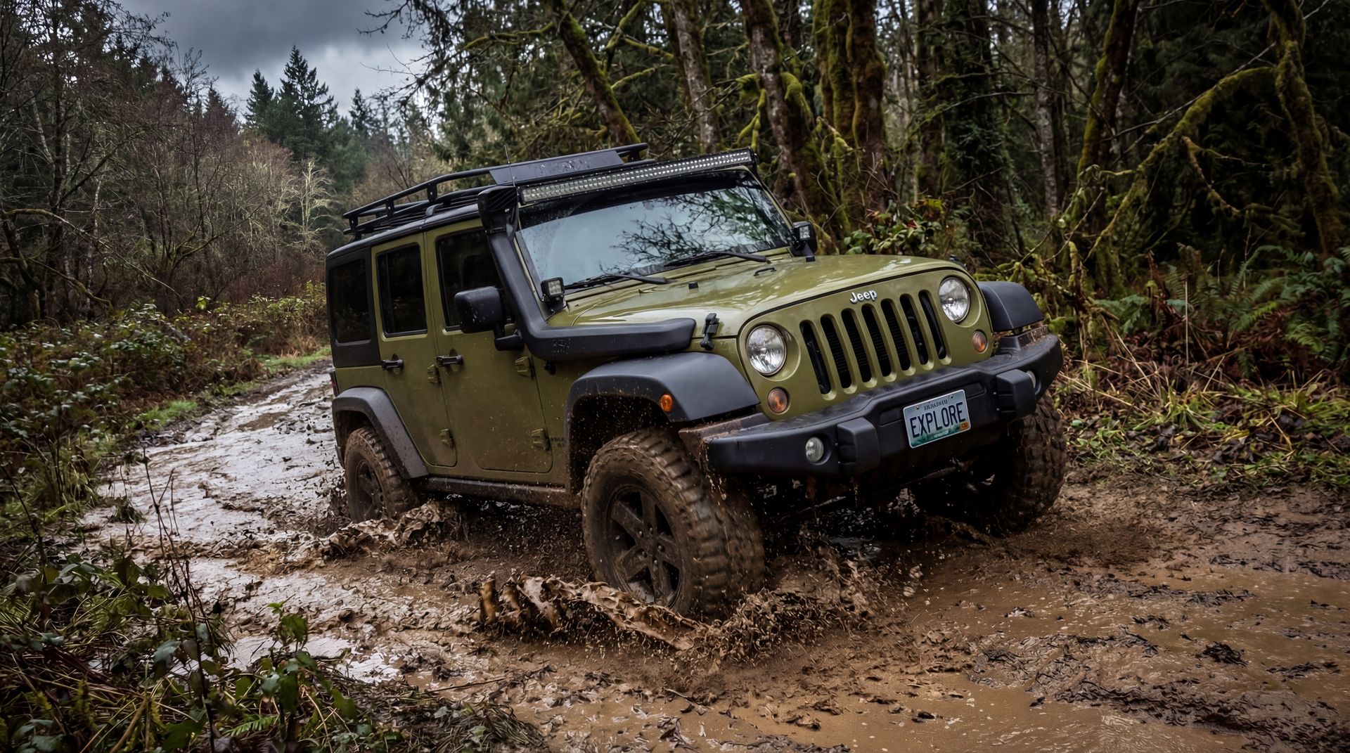 媚黑越野车视频：牧马人重度越野改装与泥地穿越测评